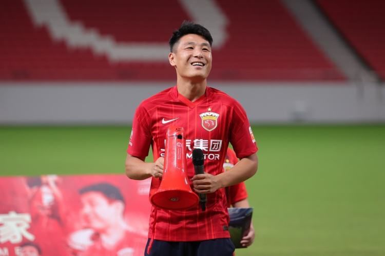 詹妮弗·劳伦斯与大5岁的艺术总监库克·马洛尼，2018年6月开始交往，两人由大表姐的一位女性朋友Laura Simpson介绍而相识，交往8个月后就火速订婚。
