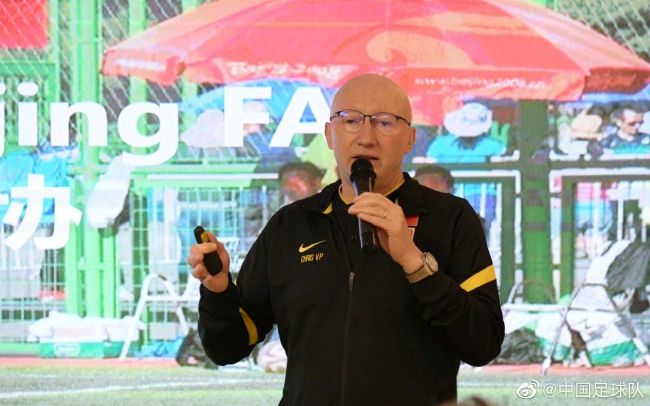 章子怡饰演的詹周氏，将饱受家暴、最终绝境反抗的底层女性刻画得入木三分，额角的疤痕、眼底的决绝，每一个眼神都是故事；