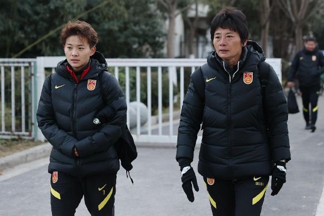 ”随着熟悉的声音响起，第二届中国（沈阳）喜剧电影周推广人冯巩、姚晨、于适联袂登台，分享自己心中“好喜剧”的标准。