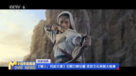 几名黑衣保镖在接机大厅迎接周董，在周杰伦身旁防止粉丝靠近，一行人浩浩荡荡走出机场大厅，朝停车场走出，一路被粉丝紧跟 周杰伦昆凌婚礼现场曝光 昆凌露背婚纱复古唯美 2015-01-18 2015年1月18日，周杰伦、昆凌婚礼现场曝光。